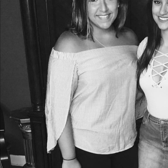 Off the shoulder long sleeve - Picture 1 of 3